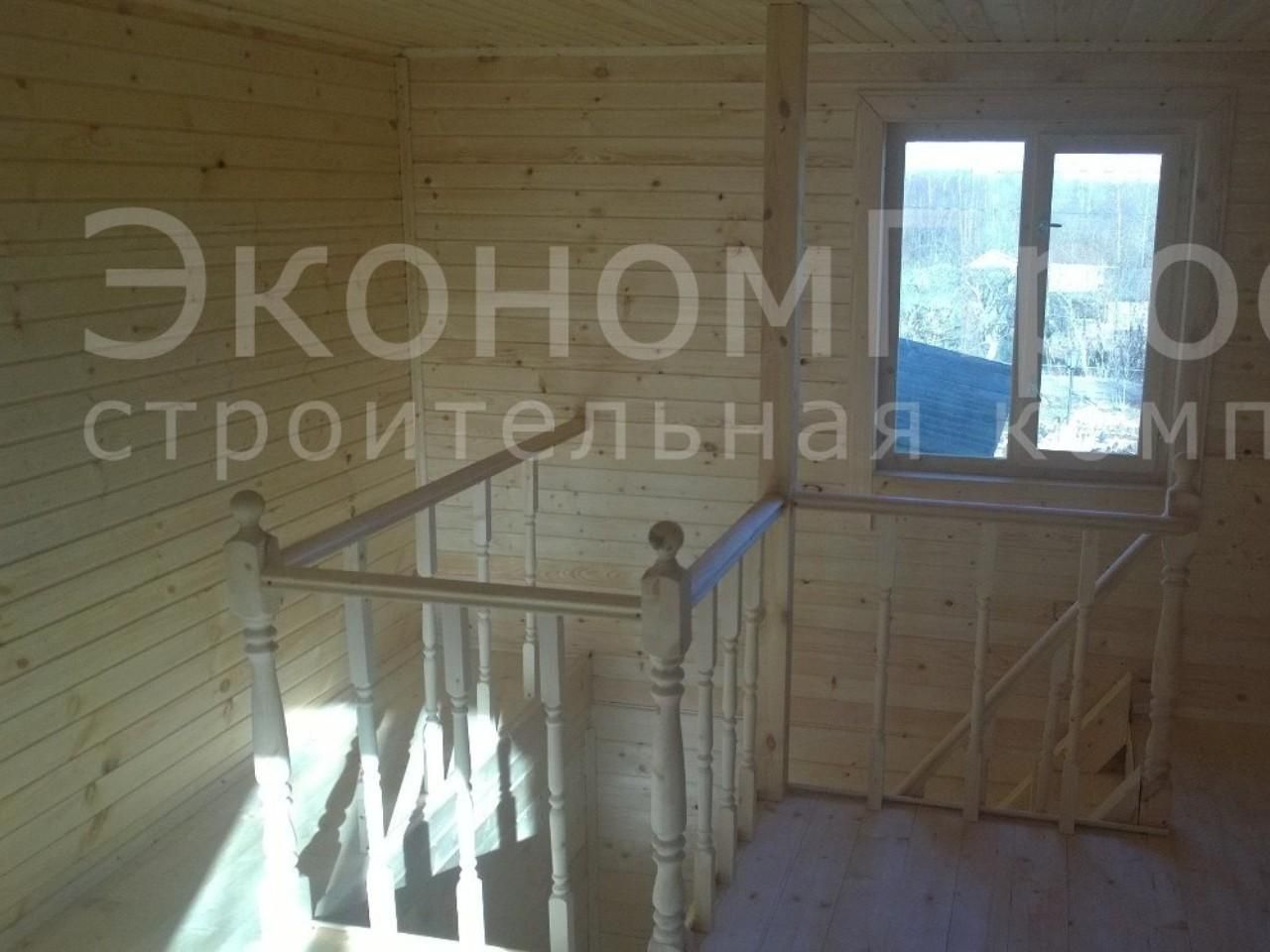 Интерьер мансарды в доме из бруса