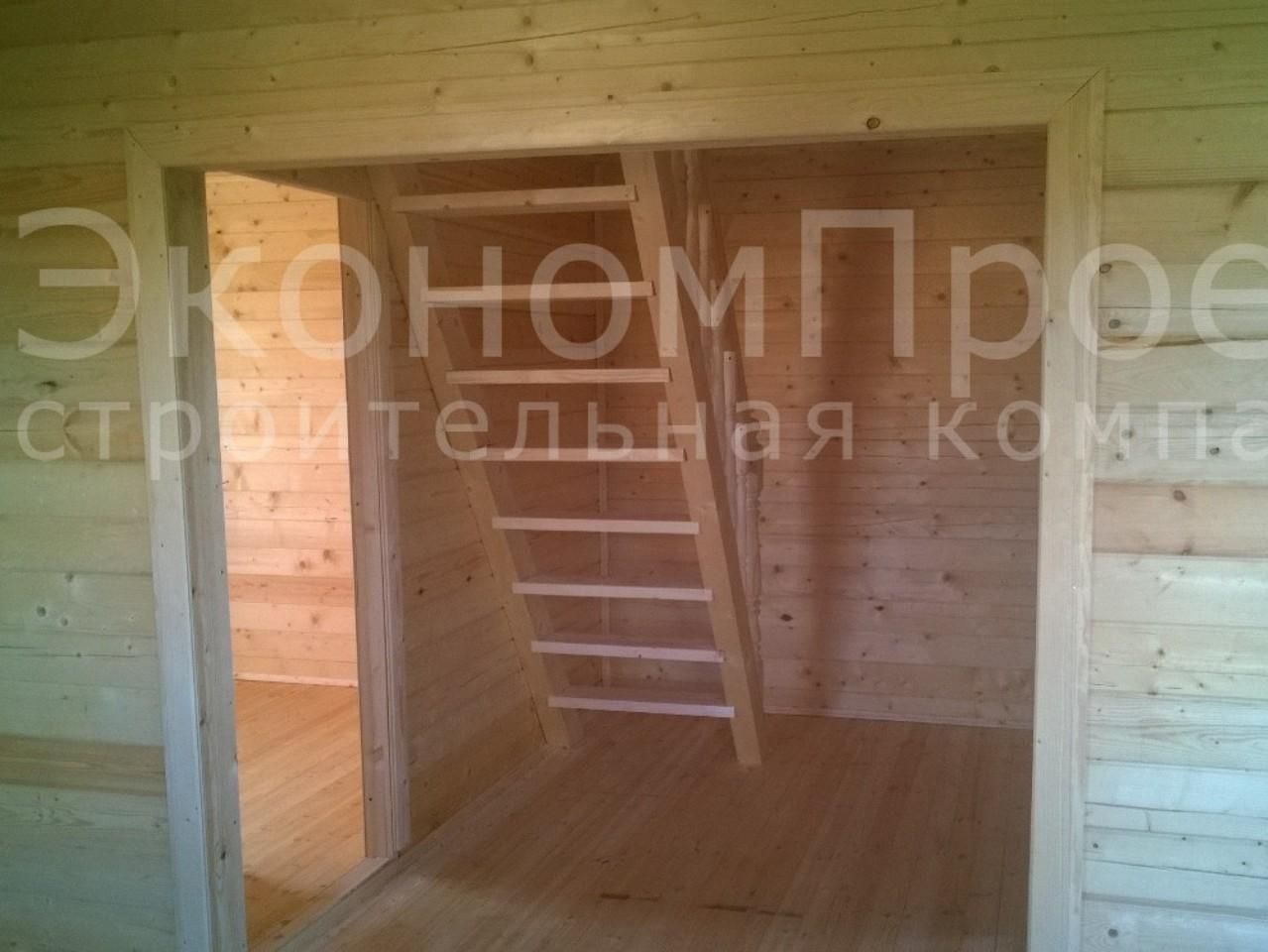 Лестница в доме из бруса